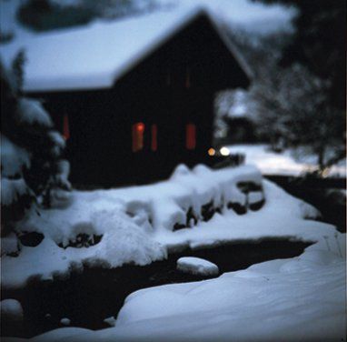Pascal HOUDART (Né en 1962) Chalet sous la neige (Suisse) Photographie argentique...