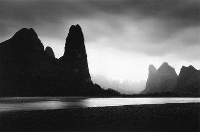 Michael KENNA [britannique] (Né en 1953) Lijiang River, étude 6, Giulin, Chine 2006...