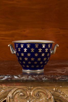 Sèvres Vase à anses en porcelaine à décor de fleurs de lys sur fond bleu roi. Hauteur...