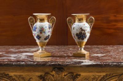 Paris Paire de vases de forme balustre munis de deux anses à enroulement, reposant...