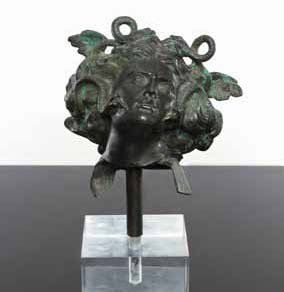 null Tête de Gorgone en bronze ciselé et patiné vert. XIXe siècle. Montée sur un...