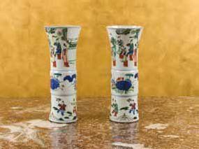 CHINE. XVIIe siècle Paire de vases cornets en porcelaine blanche décorée en bleu...