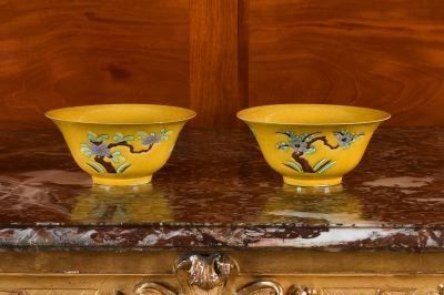 CHINE. Epoque KANGXI (1662-1722) Paire de bols à bord évasé en porcelaine émaillée...