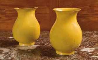 CHINE. Epoque QIANLONG (1736-1795) Paire de vases balustres en porcelaine émaillée...