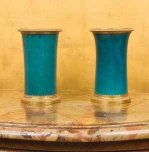 CHINE. Epoque KANGXI Deux vases cylindriques (cols de vases) en porcelaine émaillée...