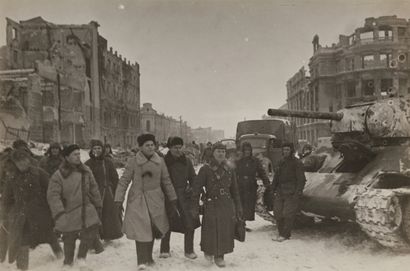 null Georgui Anatolevitch ZELMA (1906-1984)
Inspection dans Stalingrad
M. D. Zharovonkov,...