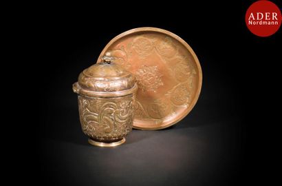 null Pot couvert et présentoir en cuivre, Turquie ottomane, XIXe siècle
Panse cylindrique...