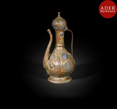 null Aiguière en bronze, Turquie ottomane, Diarbekir, XIXe siècle
Panse globulaire...