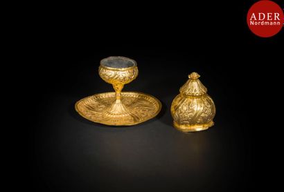 null Brûle-parfum en cuivre, Turquie ottomane, fin XIXe siècle
Panse ovoïde à couvercle...