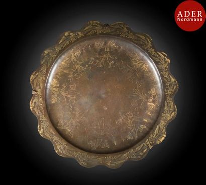 null Plateau alvéolé en cuivre doré, tombak, Turquie ottomane, déb. XIXe siècle.
Circulaire...