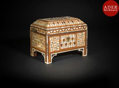 null Coffret marqueté, Empire ottoman, XIXe siècle 
Cabinet rectangulaire en bois...