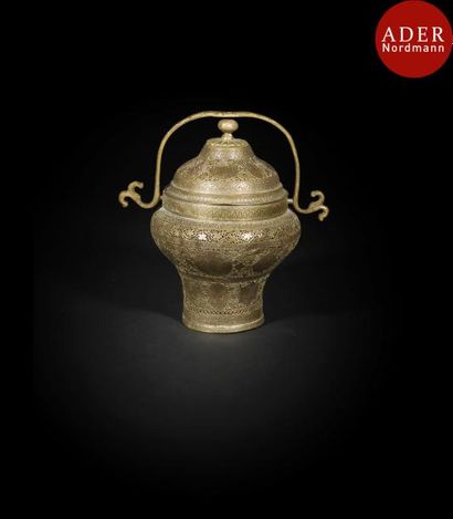 null Vase lanterne, Iran qâjar, XIXe siècle
En forme de lanterne, couvert, avec anse,...