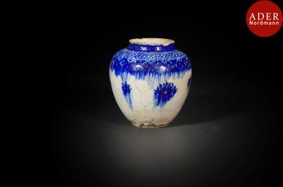 null Vase en céramique à décor bleu, Iran qâjar, probablement Nain, fin XIXe siècle
Panse...