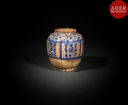 null Vase en céramique à décor compartimenté, Iran qâjar, fin XIXe s.- déb. XXe siècle
Panse...