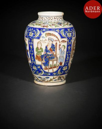 null Vase aux personnages, Iran qâjar, XIXe siècle
Vase balustre en céramique peinte...