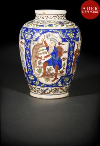 null Vase aux personnages, Iran qâjar, XIXe siècle
Vase balustre en céramique peinte...