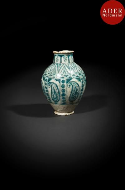 null Vase aux palmes, Iran qâjâr, fin XIXe siècle
Panse balustre en céramique peinte...
