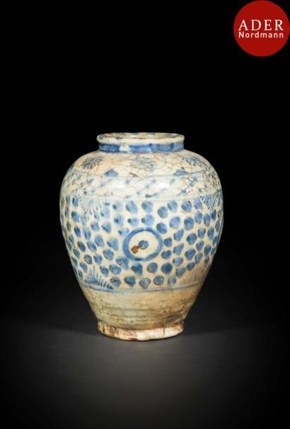 null Vase balustre, Iran qâjar, fin XIXe siècle
Céramique siliceuse ornée de disques...
