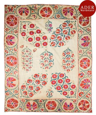 null Suzani, Ouzbékistan, Nurata, XIXe siècle 
Tenture rectangulaire en coton beige...