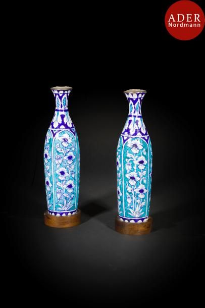 null Paire de vases, Inde, Sind, fin XIXe siècle
Vases en céramique émaillée bleu...