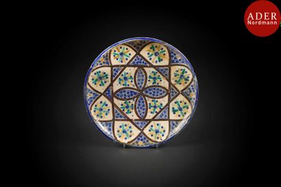 null Trois céramiques marocaines, Fès, vers 1920
Faïences peintes en polychromie....