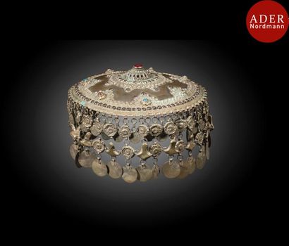 null Coiffe en métal, Asie centrale, XIXe siècle
Coiffe circulaire en métal, à décor...