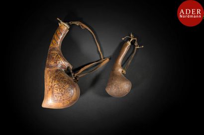 null Deux poires à poudre en cuir, Iran, fin XIXe siècle
Piriformes à long col, ciselées...