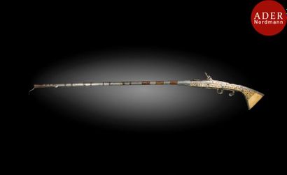 null Fusil à silex, mukhala, Afrique du Nord, signé et daté 1869
Long canon en bois...