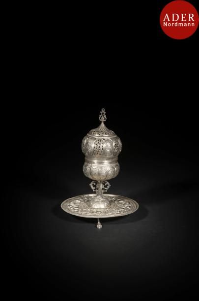 null Brûle-parfum en métal argenté, Algérie ottomane, XXe siècle
Panse ovoïde s’ouvrant...