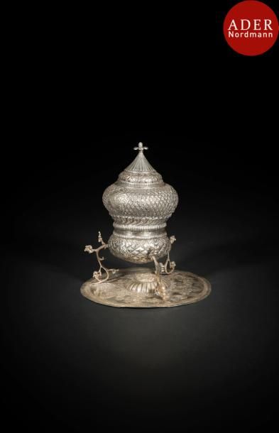 null Brûle-parfum en métal argenté, Empire ottoman, fin XIXe- déb. XXe siècle
Panse...