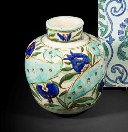 null LACHENAL, R. (1885-1956), vase dans le style Iznik, France, XIXe siècle
Vase...