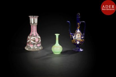 null Trois verreries, Iran, fin XIXe-déb. XXe siècle
Base de narghilé en verre incolore...