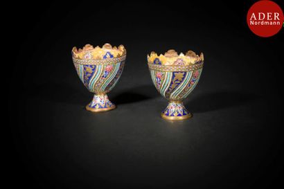 null Deux porte-tasses, zarf, Iran, fin XIXe siècle 
Panse conique sur piédouche,...
