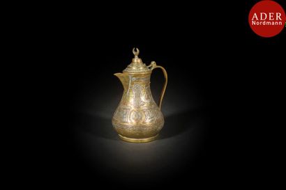 null Cafetière, deux vases et deux gobelets en laiton, Moyen-Orient, déb. XXe siècle
Verseuse...