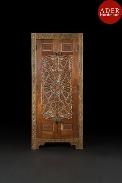 null Armoire en bois à décor géométrique dans le style néo-mamelouk, Égypte fin XIXe...