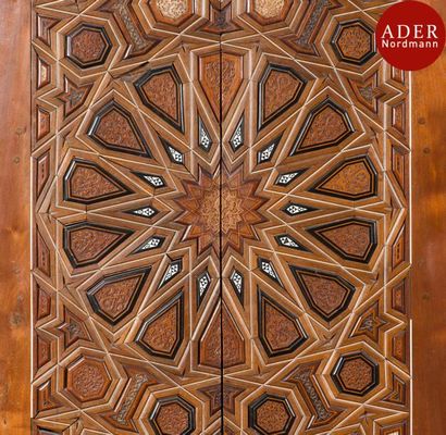 null Armoire en bois à décor géométrique dans le style néo-mamelouk, Égypte fin XIXe...