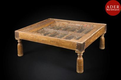 null Fenêtre en bois, transformé en table, Inde, Rajasthan, XIXe siècle
Volets en...