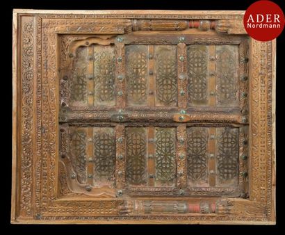 null Fenêtre en bois, transformé en table, Inde, Rajasthan, XIXe siècle
Volets en...