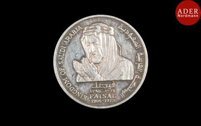 null Ryal saoudien en argent à l’effigie du roi Faisal, première moitié du XXe siècle
Inscrit...