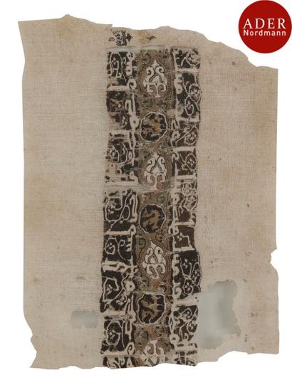 null Fragment de tiraz, Égypte fatimide, XIe siècle
Toile de lin et tapisserie polychrome,...