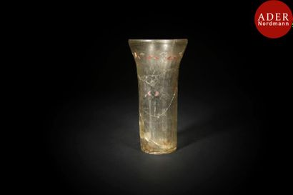 null Verre cylindrique à bord évasé, Proche-Orient, XIVe siècle
Panse godronnée à...