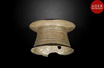 null Col de vase, Iran Seldjoukide, XIIe siècle 
Cylindrique à lèvre plate, en cuivre,...