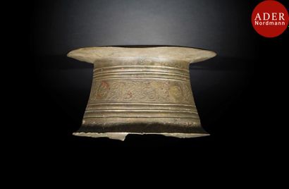 null Col de vase, Iran Seldjoukide, XIIe siècle 
Cylindrique à lèvre plate, en cuivre,...
