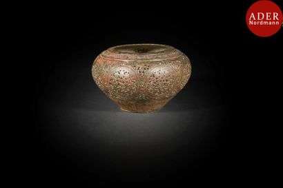 null Lampe ou brûle-parfum en bronze, Iran seldjoukide, XI-XIIe siècle
Panse évasée...