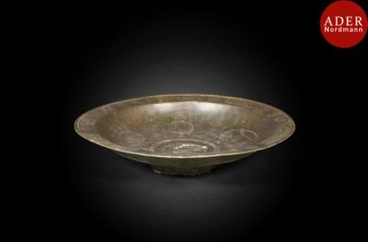 null Plat en bronze, Iran, XIVe-XVe siècle
Circulaire, ciselé de rondeaux et médaillons...