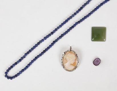 null Lot de bijoux comprenant : un collier de billes de bois, un collier de billes...