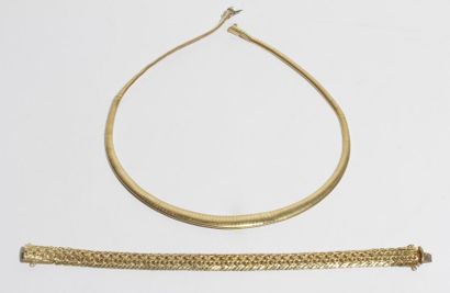 null Lot de 2 bijoux en or 18K (750) comprenant : un collier tubogaz plat en chute,...