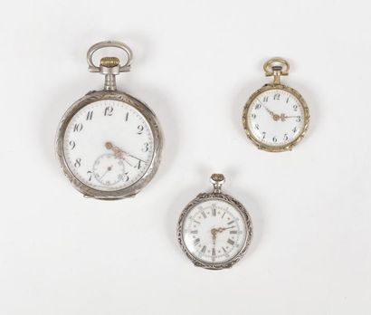 null Lot de 3 montres : Montre de col en or 18K (750), le fond à décor de guirlandes...