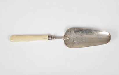 null Amusante pelle à gâteau en argent manche en ivoire (fêle), gravée de la représentation...