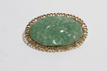 null Broche de forme ovale en or 14K (585) sertie d'un jade gravé de feuillages et...